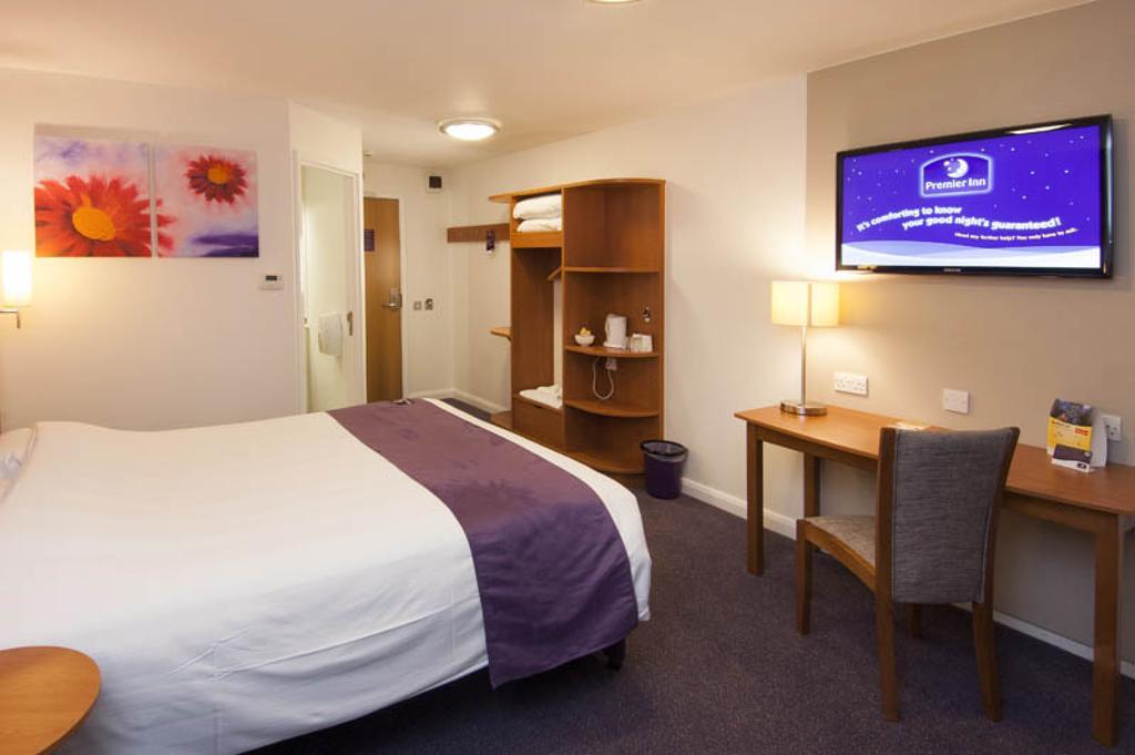 Premier Inn London Gatwick Airport South - London Road Crawley  Eksteriør bilde