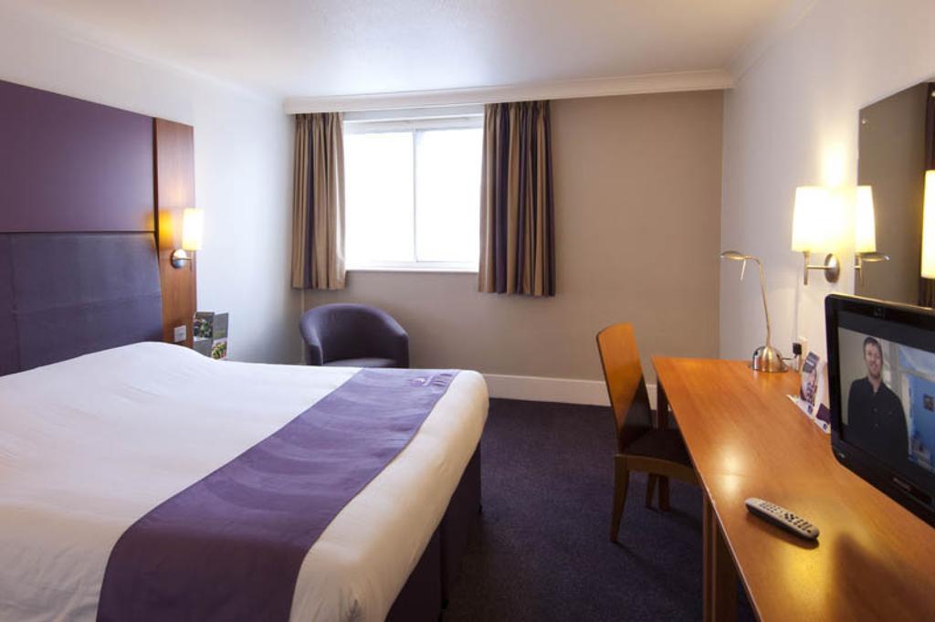 Premier Inn London Gatwick Airport South - London Road Crawley  Eksteriør bilde