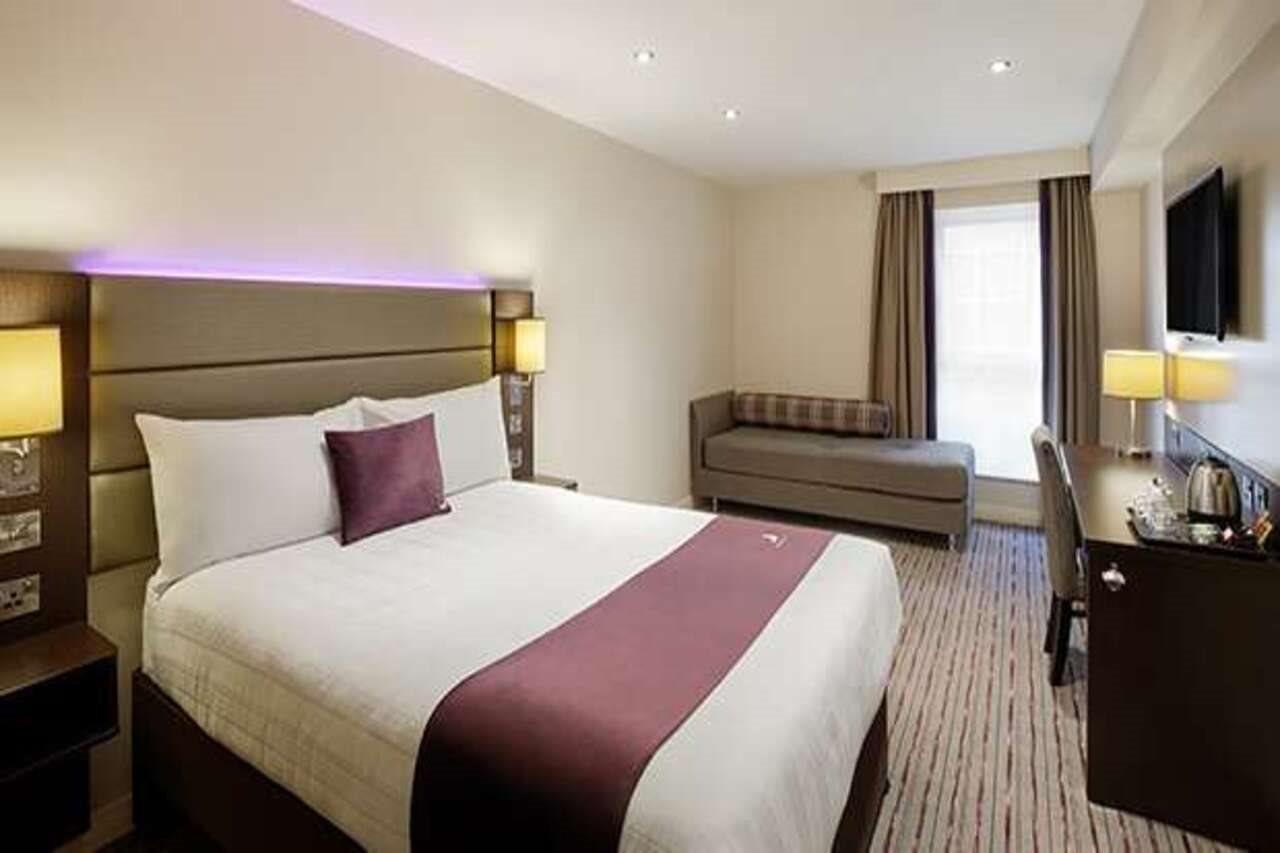 Premier Inn London Gatwick Airport South - London Road Crawley  Eksteriør bilde