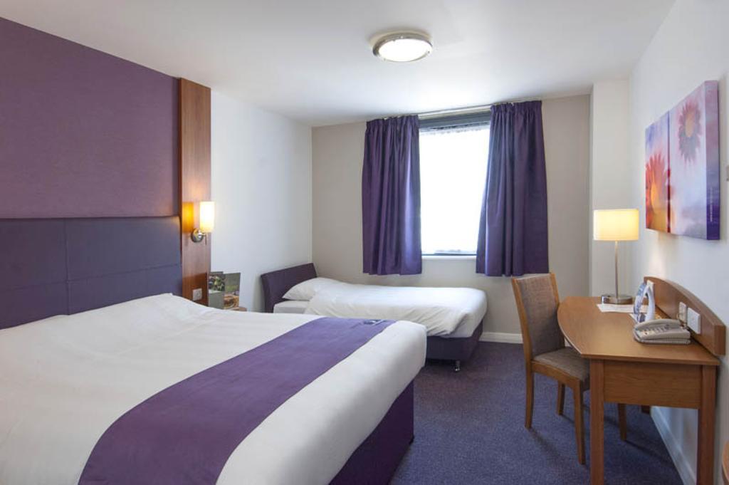 Premier Inn London Gatwick Airport South - London Road Crawley  Eksteriør bilde