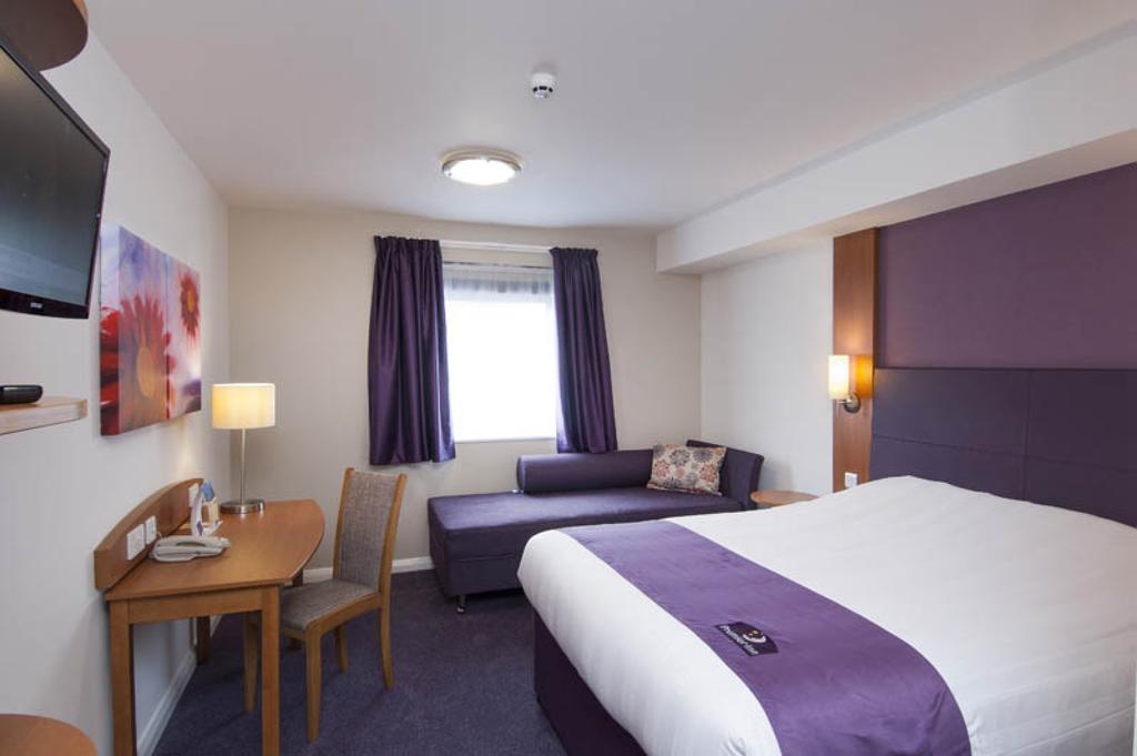 Premier Inn London Gatwick Airport South - London Road Crawley  Eksteriør bilde