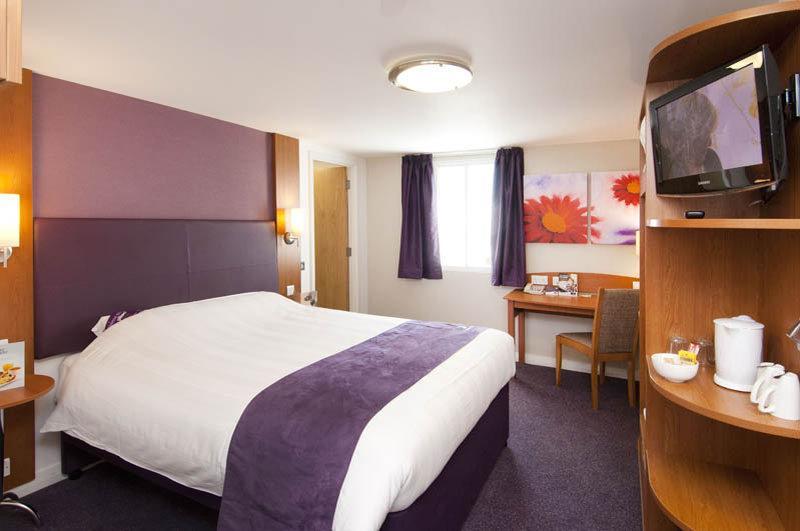 Premier Inn London Gatwick Airport South - London Road Crawley  Eksteriør bilde