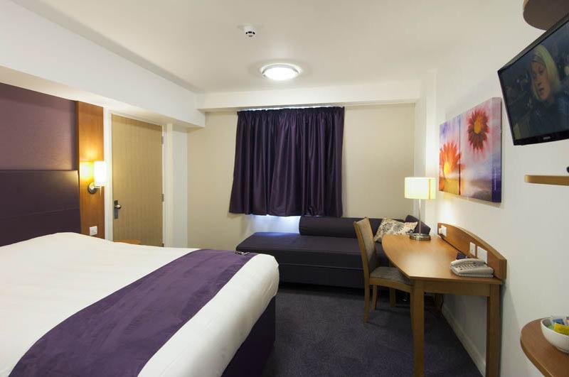 Premier Inn London Gatwick Airport South - London Road Crawley  Eksteriør bilde