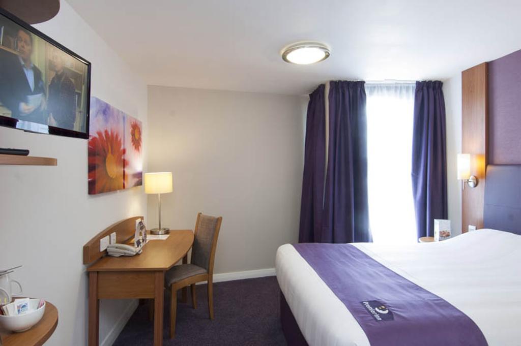 Premier Inn London Gatwick Airport South - London Road Crawley  Eksteriør bilde