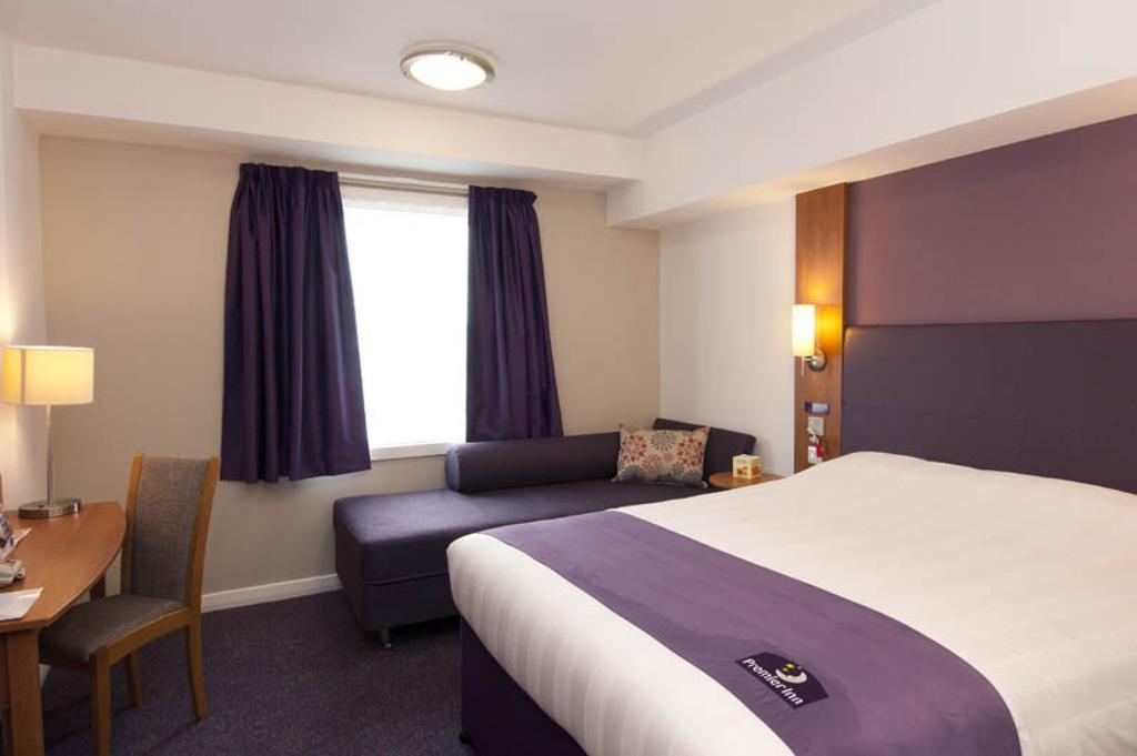 Premier Inn London Gatwick Airport South - London Road Crawley  Eksteriør bilde